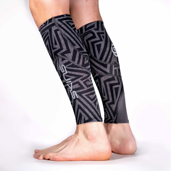 SKINS SERIES-3 UNISEX MX CALF SLEEVES CHARCOAL ANGLE - SKINS Compression EU